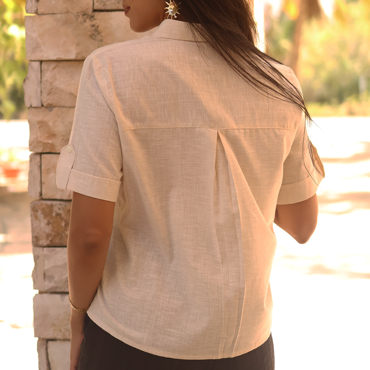 Blusa con bordado floral manga corta