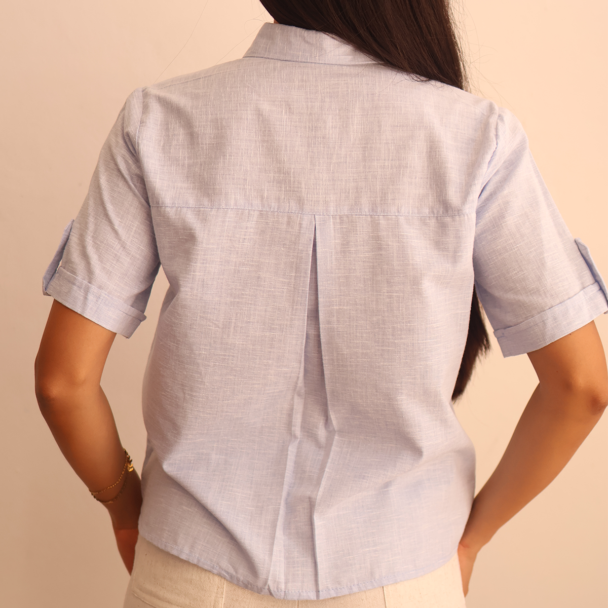 Blusa dama con bordado floral en bolsillo