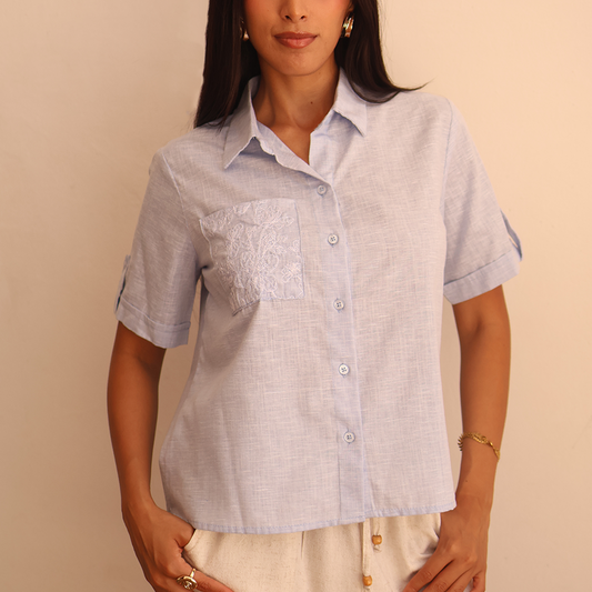 Blusa dama con bordado floral en bolsillo