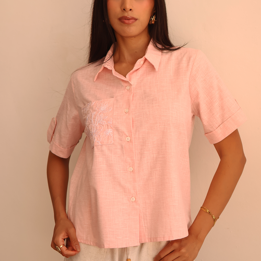 Blusa rosa con bordado floral en bolsillo