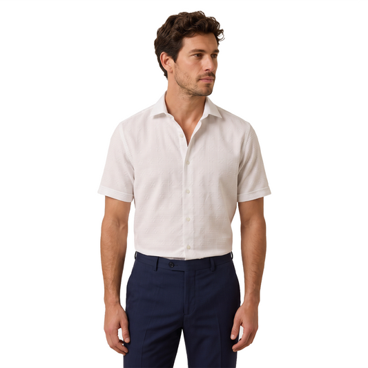 Camisa de hombre blanca con textura en relieve
