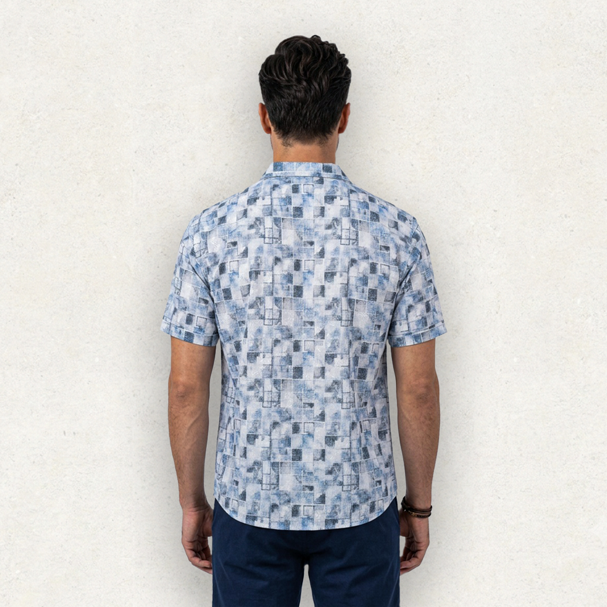 Camisa de manga corta con estampado geométrico azul