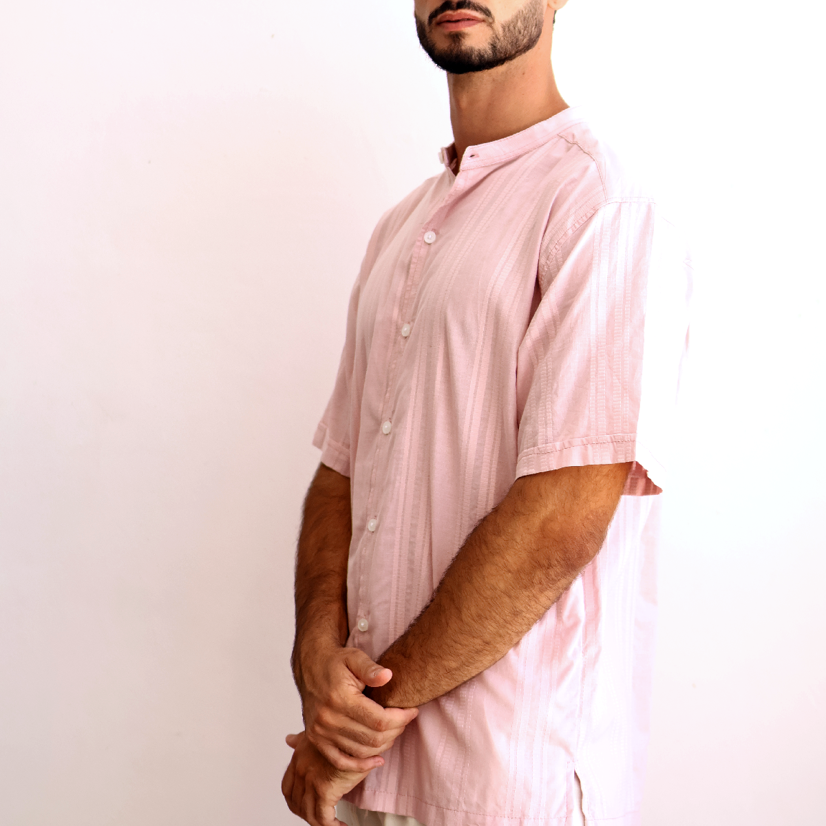 Camisa de manga corta con cuello mao a rayas rosa