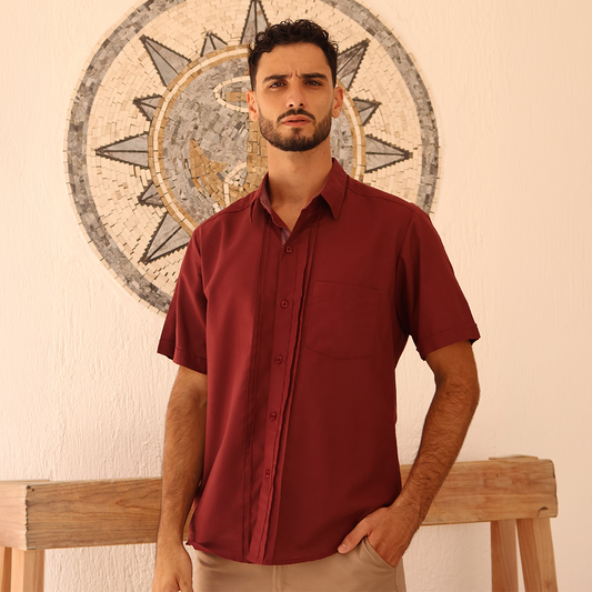 Camisa formal con pliegues frontales color rojo vino
