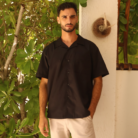 Camisa de manga corta con cuello tipo bowling negra