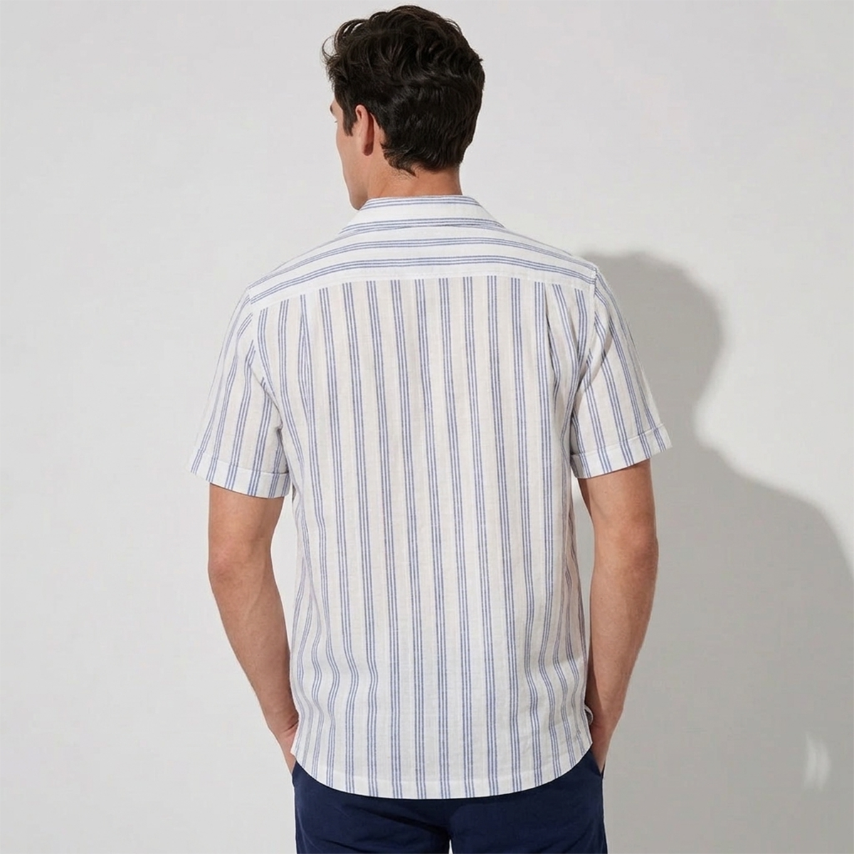 Camisa Hombre Estampado Vertical Azul con Blanco de Algodón Corte Loose Fit