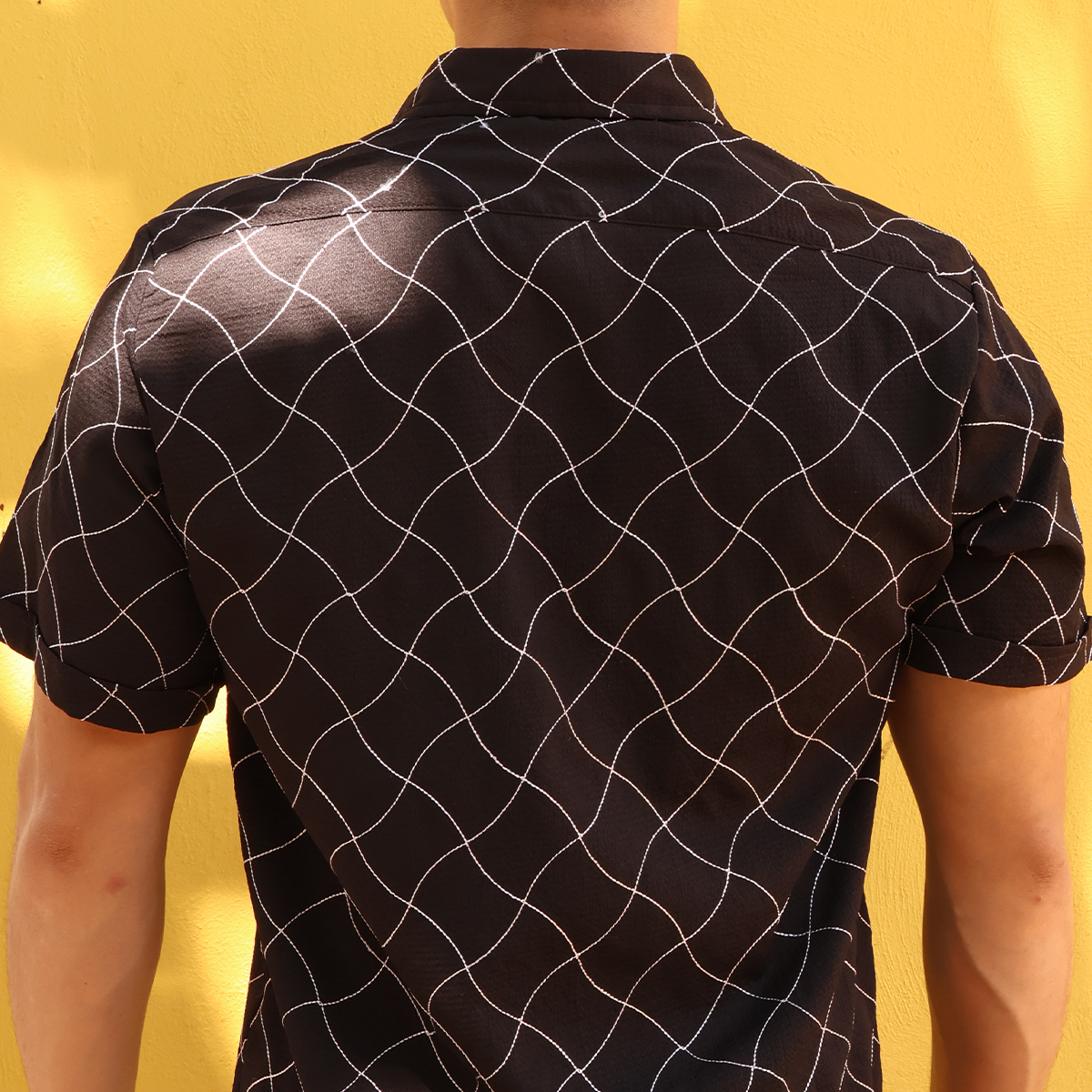 Camisa Moderna Hombre Manga Corta Estampado Lineal Negro con Blanco
