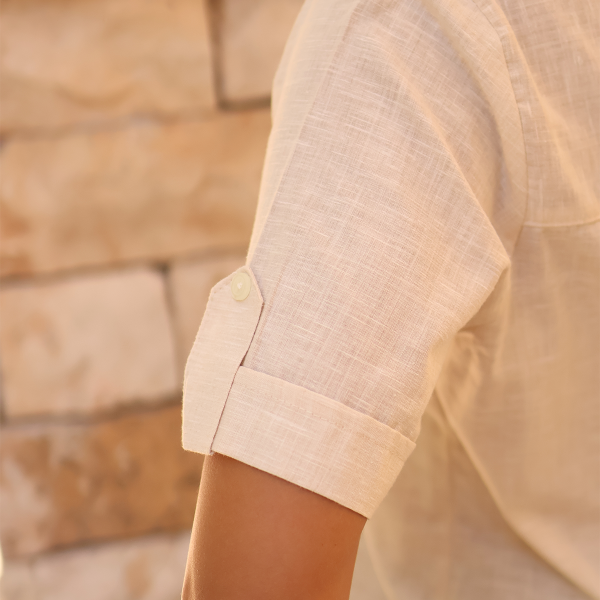 Blusa con bordado floral manga corta