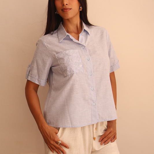 Blusa dama con bordado floral en bolsillo