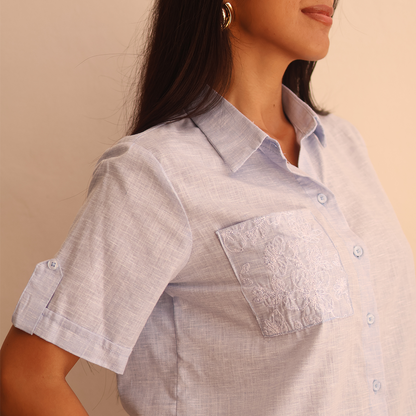 Blusa dama con bordado floral en bolsillo