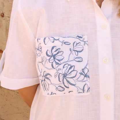 Blusa Blanca de Manga Corta con Bordado Floral