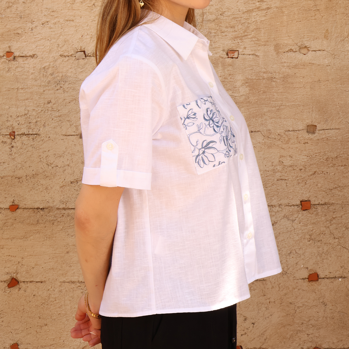 Blusa Blanca de Manga Corta con Bordado Floral