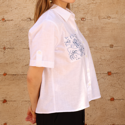 Blusa Blanca de Manga Corta con Bordado Floral