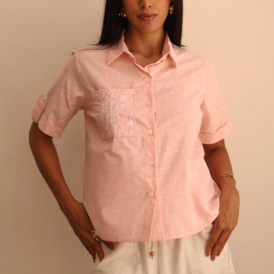 Blusa rosa con bordado floral en bolsillo