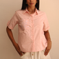 Blusa rosa con bordado floral en bolsillo