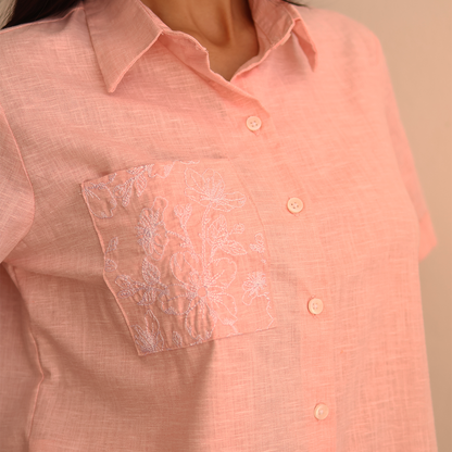 Blusa rosa con bordado floral en bolsillo