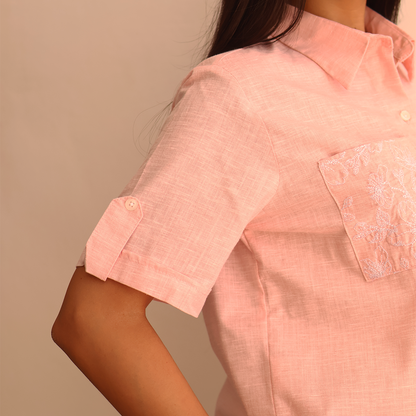 Blusa rosa con bordado floral en bolsillo