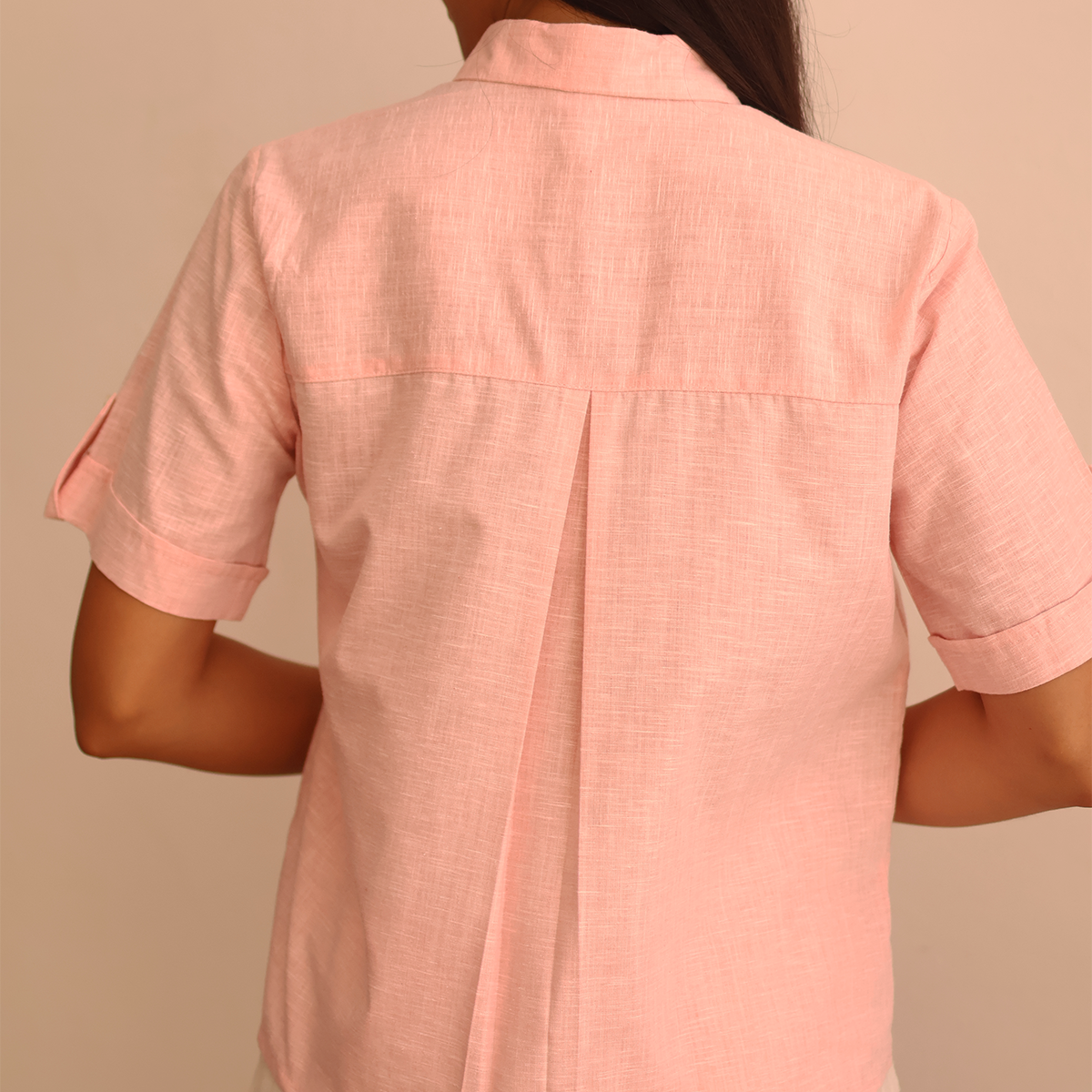 Blusa rosa con bordado floral en bolsillo