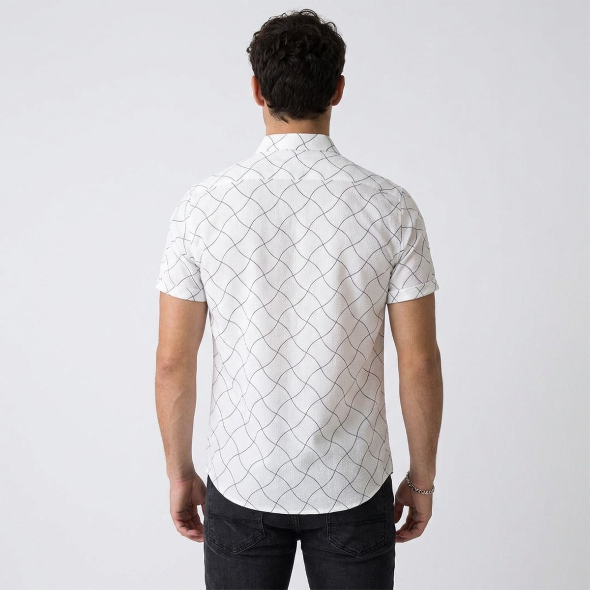 Camisa Hombre Estampado Lineal Blanco con Negro Manga Corta Elegante