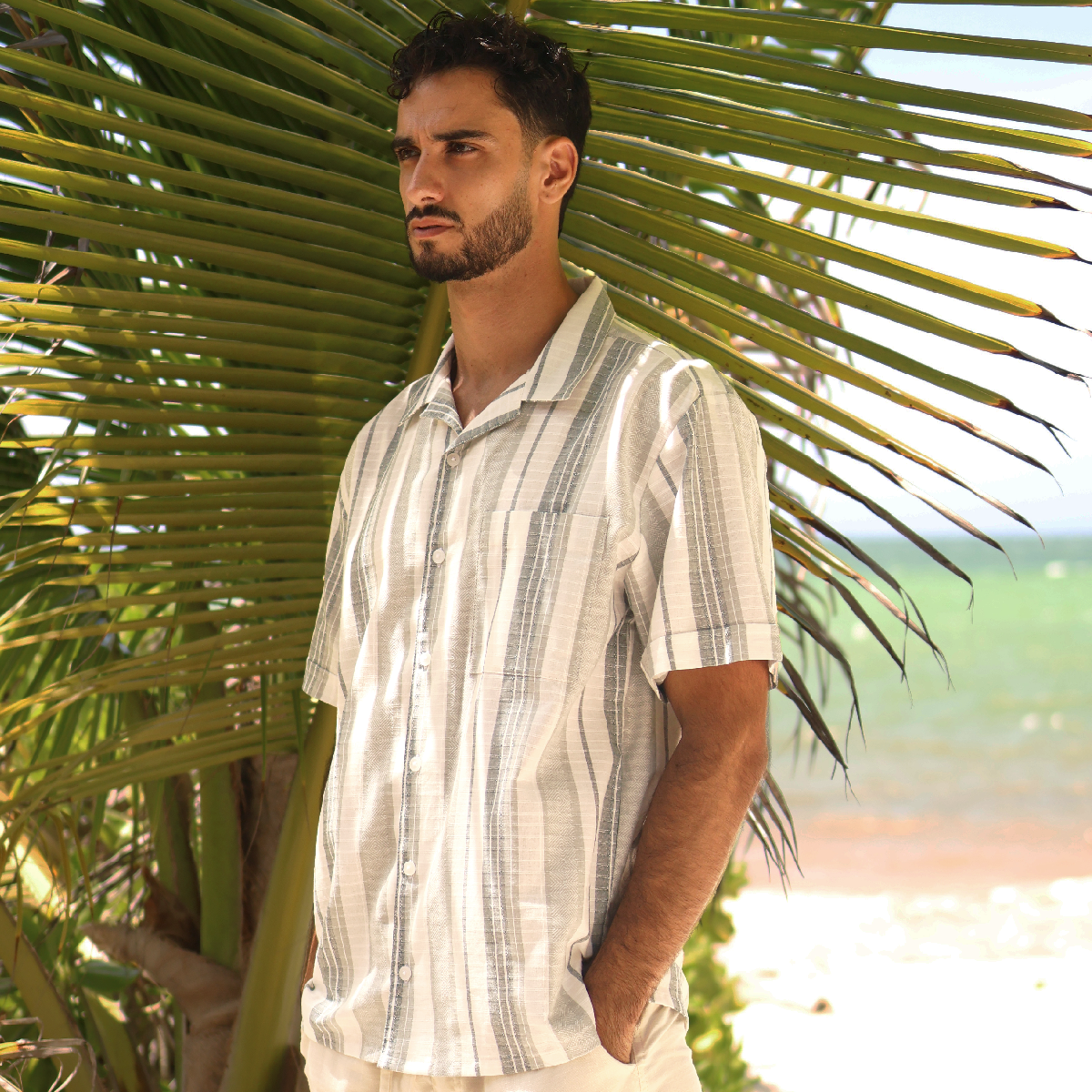 Camisa de manga corta con rayas verticales