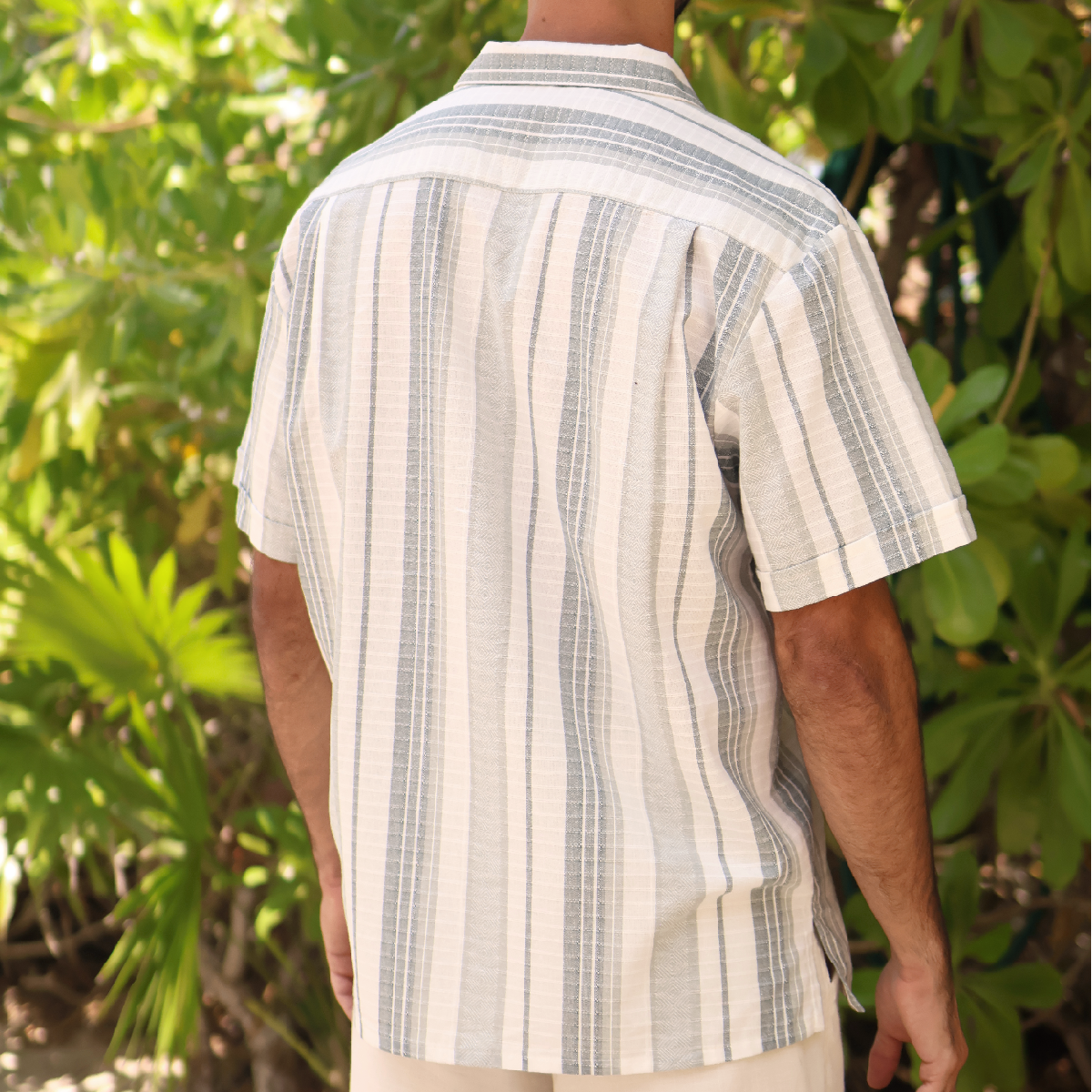 Camisa de manga corta con rayas verticales