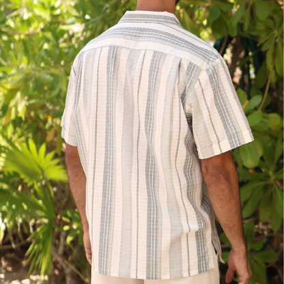 Camisa de manga corta con rayas verticales