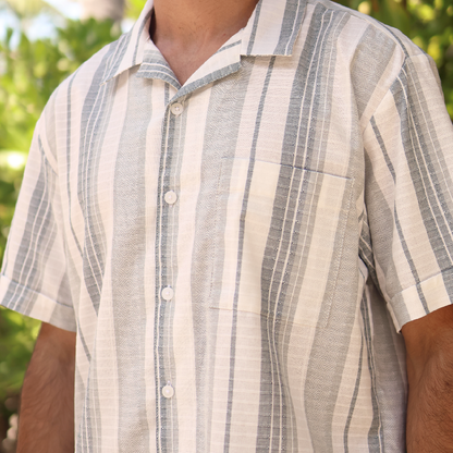 Camisa de manga corta con rayas verticales