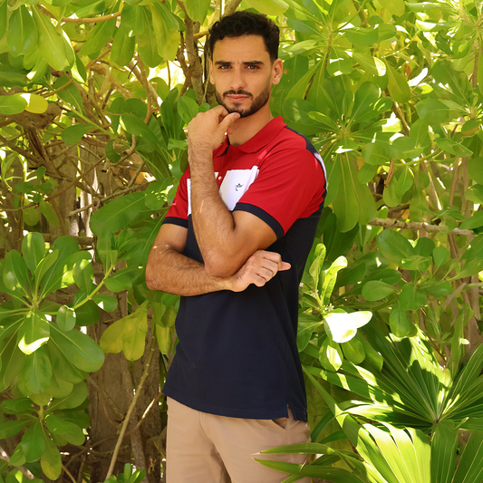 Polo de hombre con bloques de color rojo, blanco y azul marino