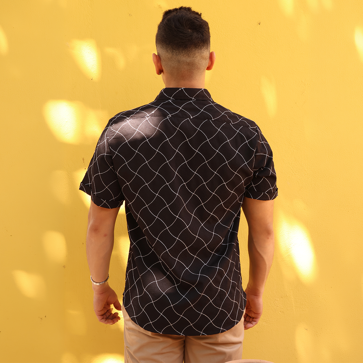 Camisa Moderna Hombre Manga Corta Estampado Lineal Negro con Blanco