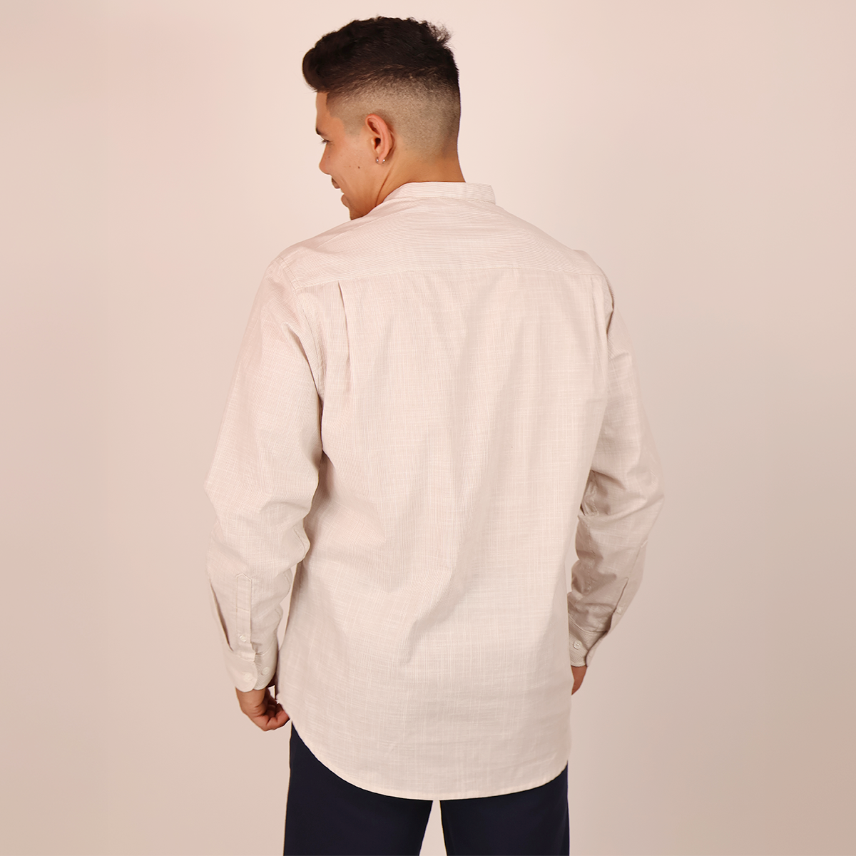 Camisa Caqui Hombre Manga Larga Cuello Mao Jaspeada con Bolsa