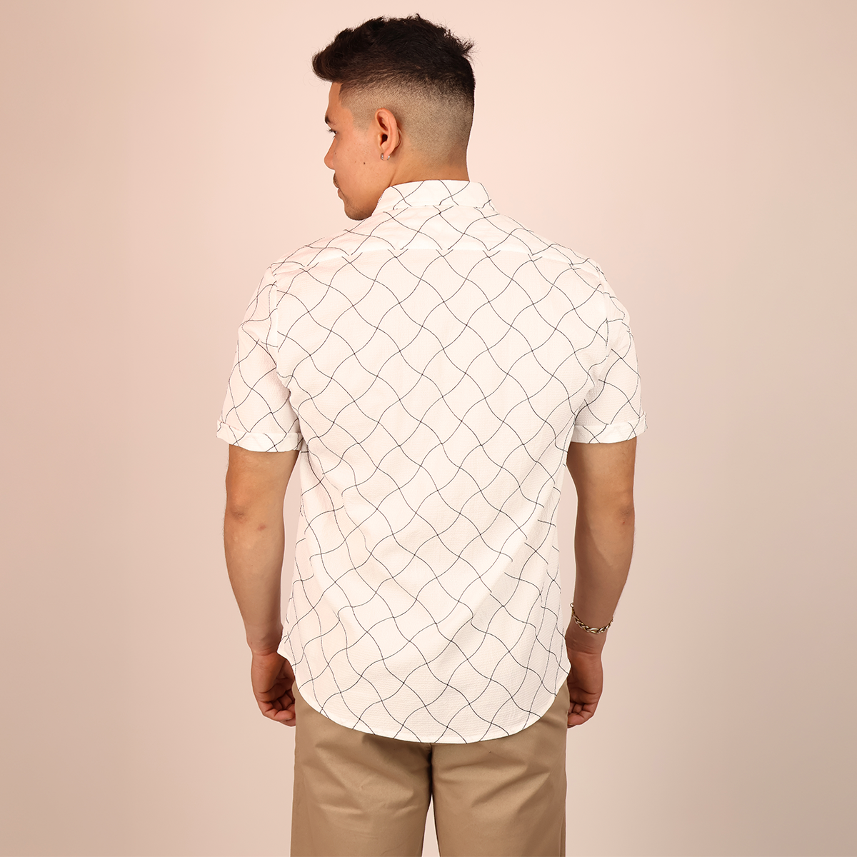 Camisa Hombre Estampado Lineal Blanco con Negro Manga Corta Elegante