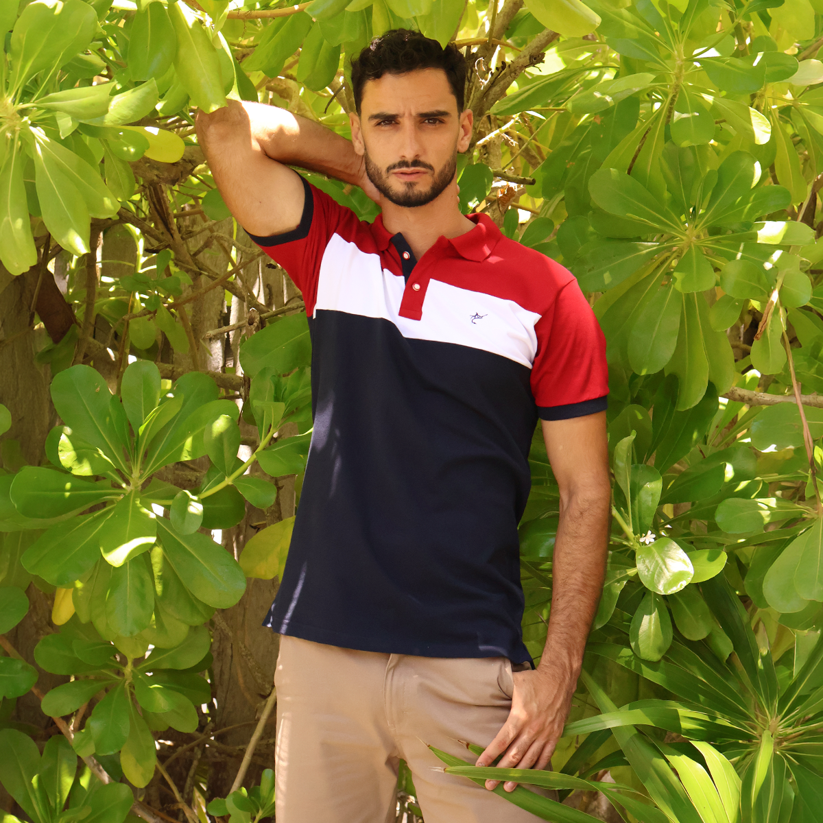 Polo de hombre con bloques de color rojo, blanco y azul marino