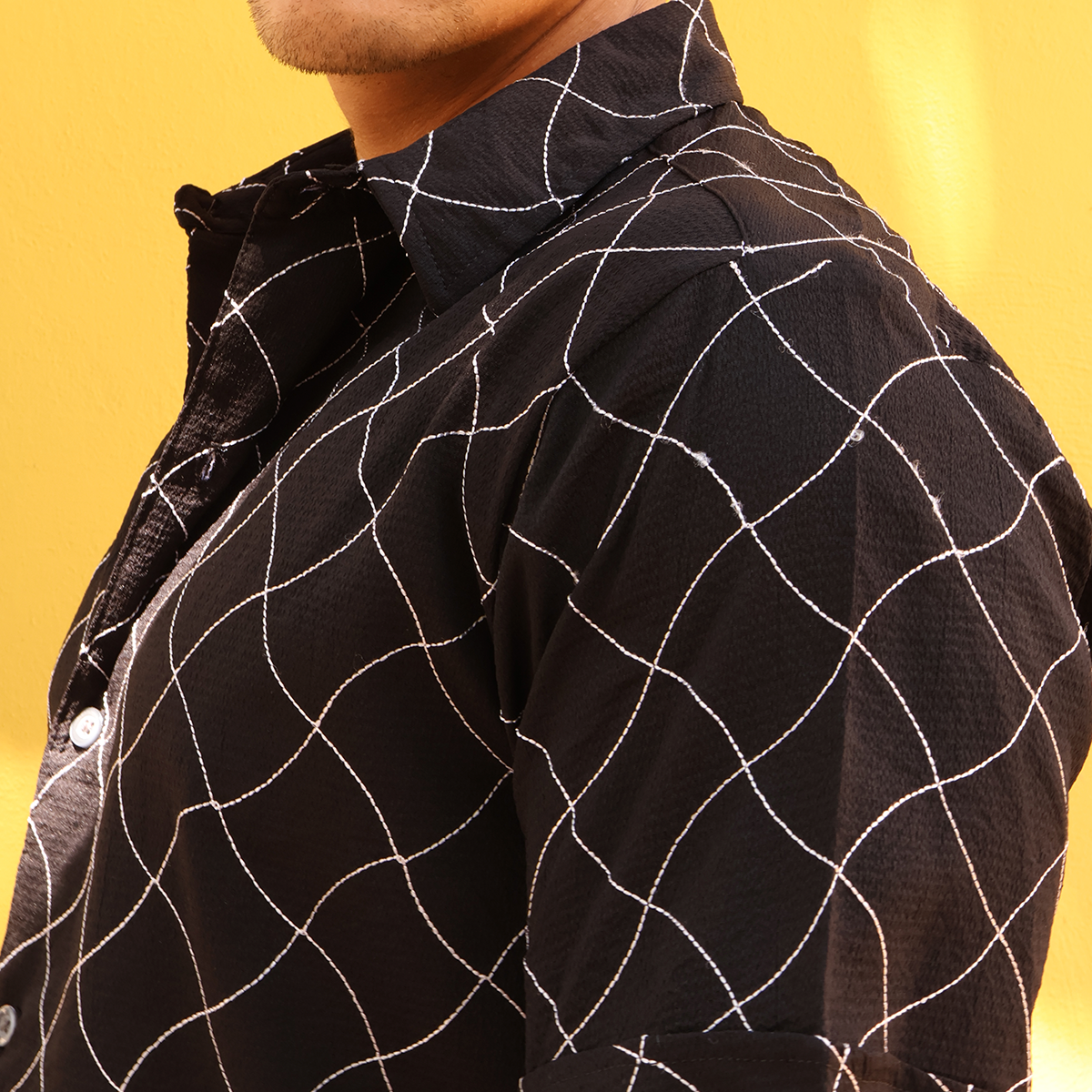 Camisa Moderna Hombre Manga Corta Estampado Lineal Negro con Blanco