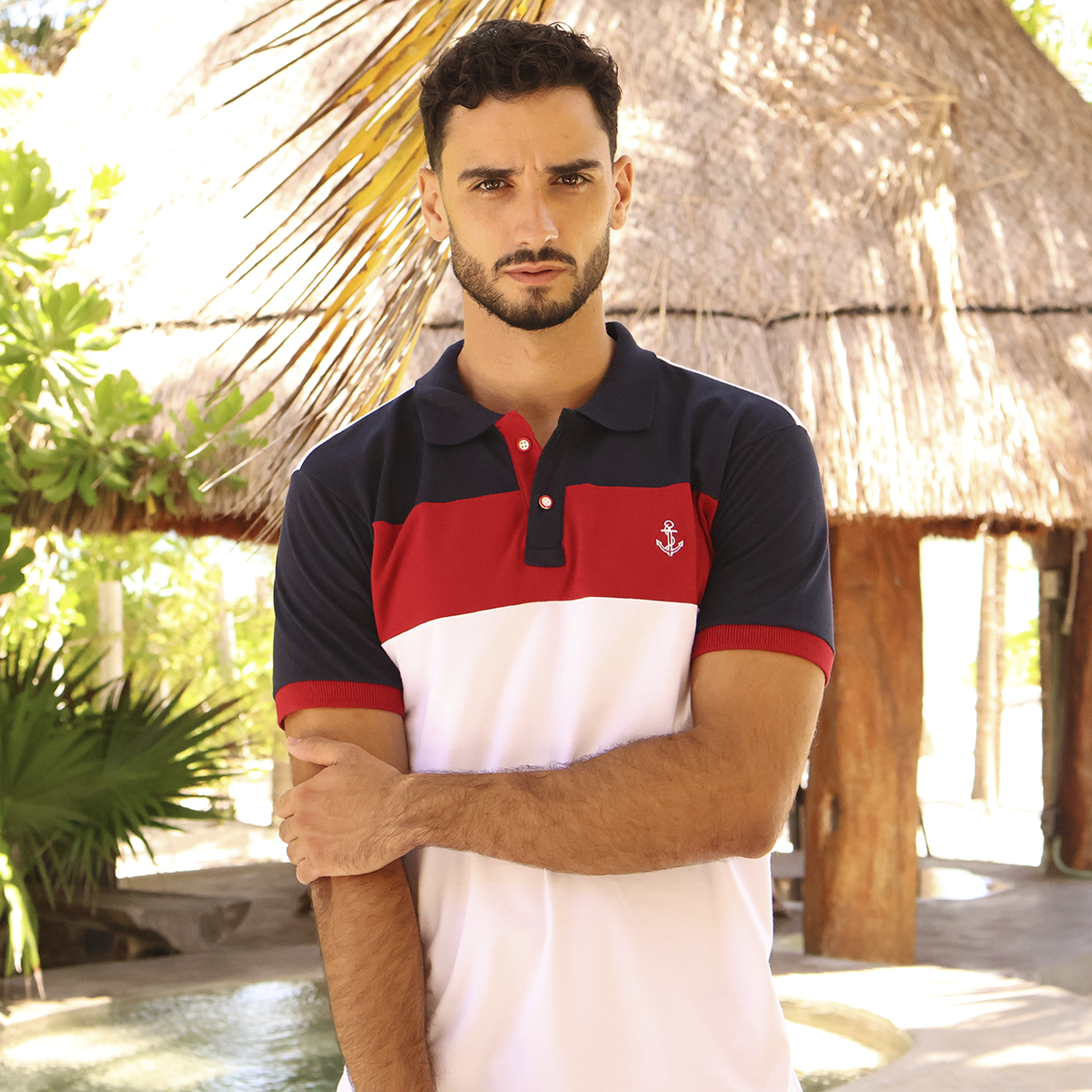 Polo de hombre con franjas tricolor azul marino, rojo y blanco