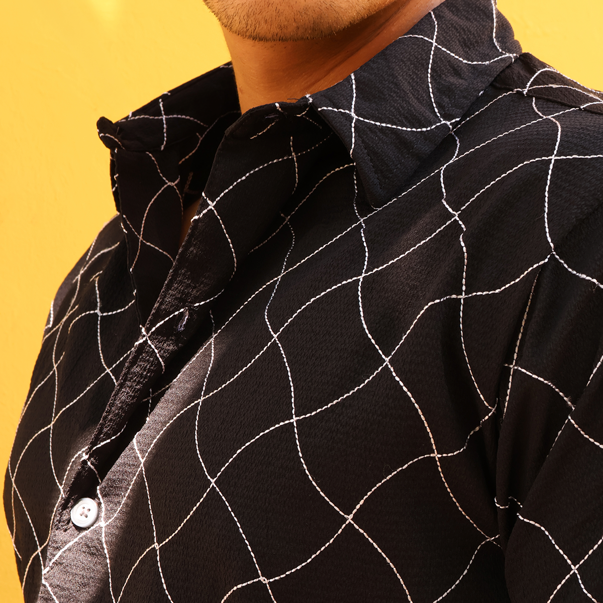Camisa Moderna Hombre Manga Corta Estampado Lineal Negro con Blanco