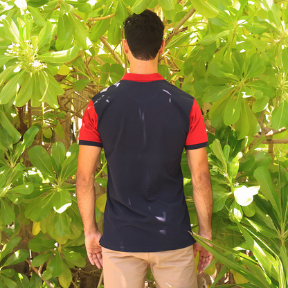 Polo de hombre con bloques de color rojo, blanco y azul marino
