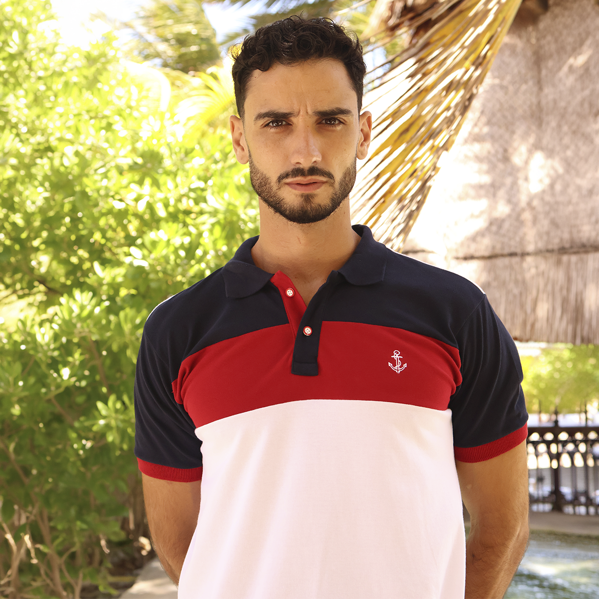 Polo de hombre con franjas tricolor azul marino, rojo y blanco