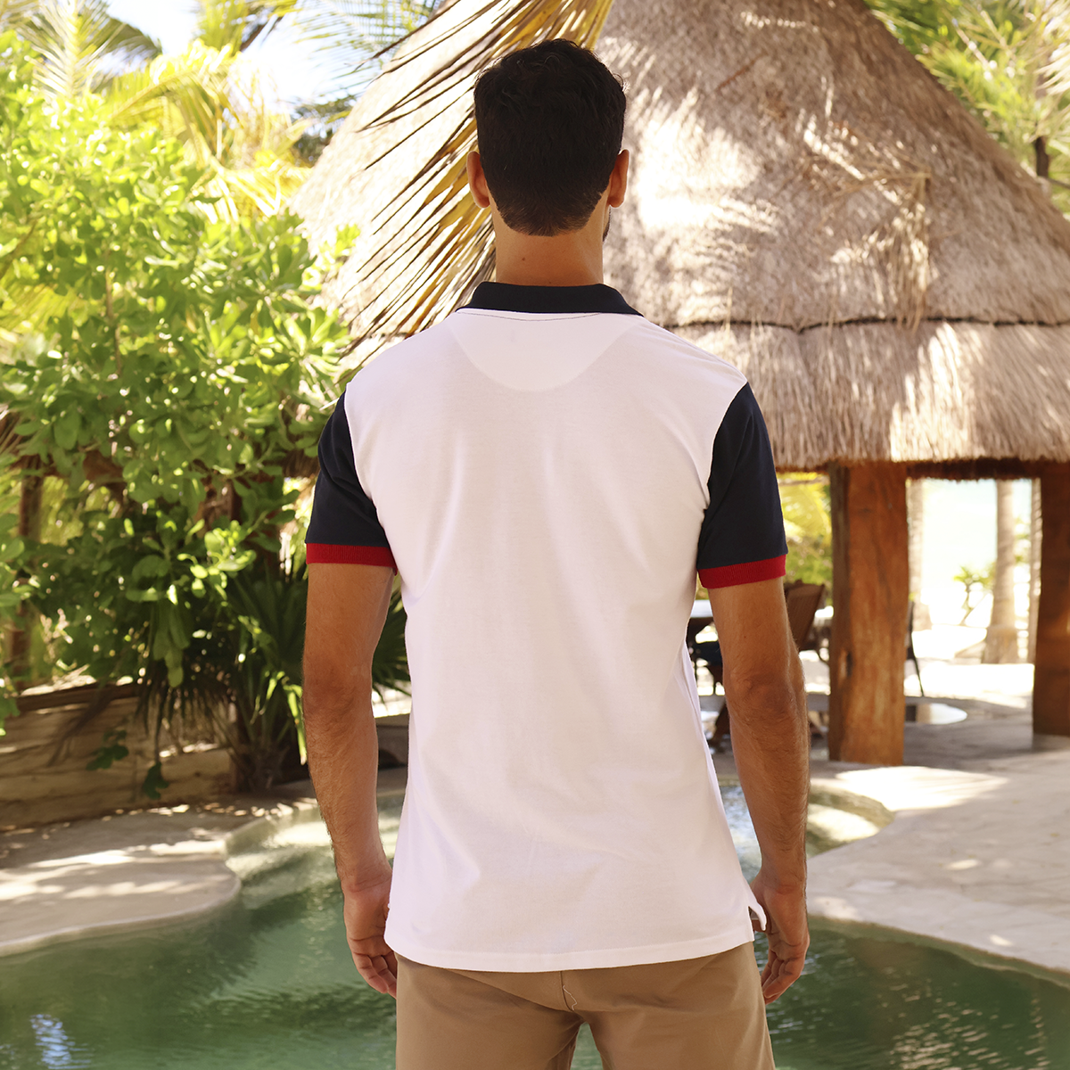 Polo de hombre con franjas tricolor azul marino, rojo y blanco