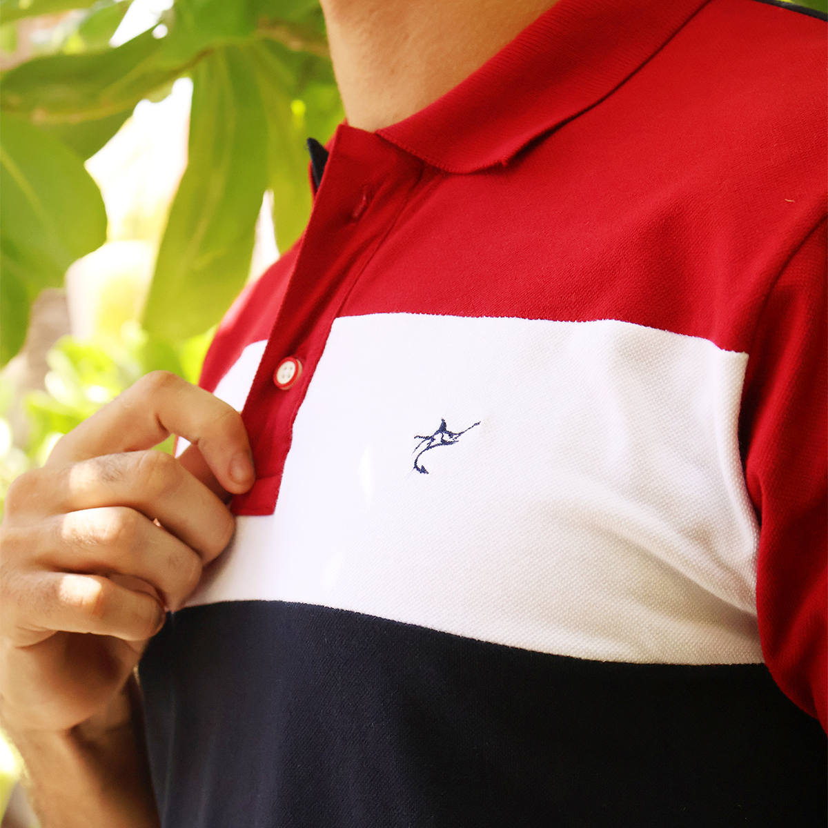 Polo de hombre con bloques de color rojo, blanco y azul marino