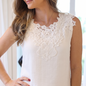 Blusa sin mangas blanca con encaje floral
