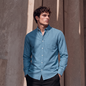 Camisa de manga larga con cuello button-down y bolsillo en pecho