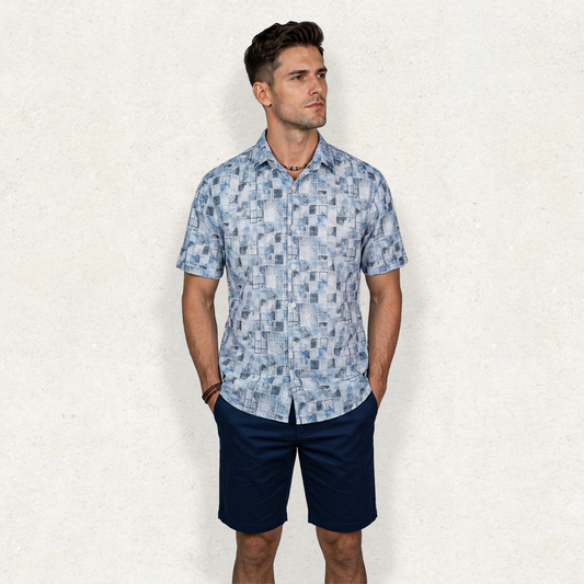 Camisa de manga corta con estampado geométrico azul
