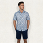 Camisa de manga corta con estampado geométrico azul