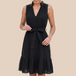 Vestido negro sin mangas con cuello fruncido y cinturón