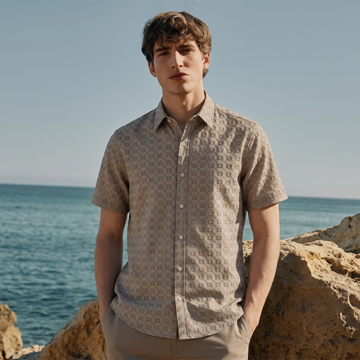 Camisa de manga corta con estampado geométrico para hombre