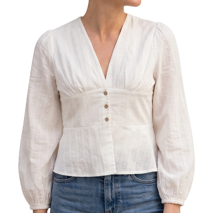 Blusa blanca con escote en V y textura de puntos suizos