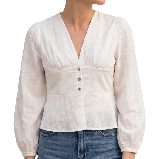 Blusa blanca con escote en V y textura de puntos suizos