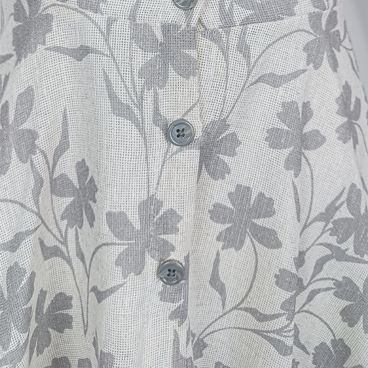Vestido de tirantes con estampado floral gris
