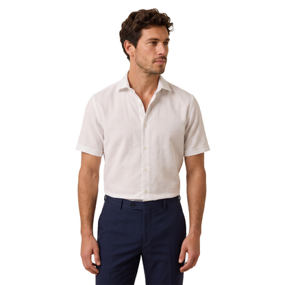 Camisa de hombre blanca con textura en relieve