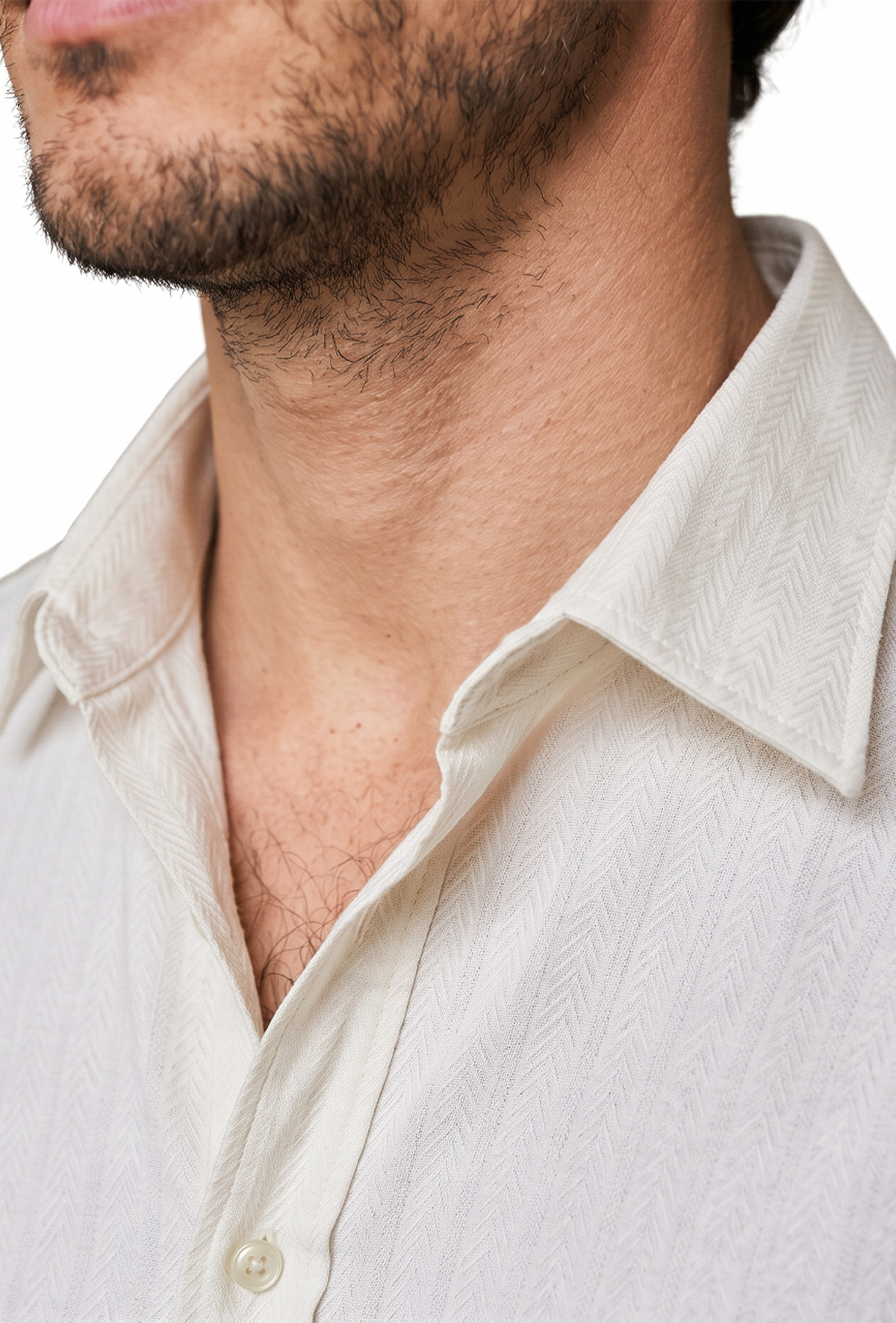 Camisa de hombre blanca con textura en relieve